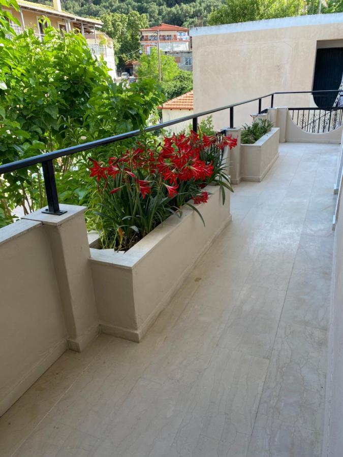 Libera Private Rooms Parga Esterno foto